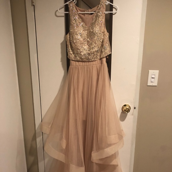 Beautiful prom dress. Worn once to a dinner party. - Picture 4 of 8